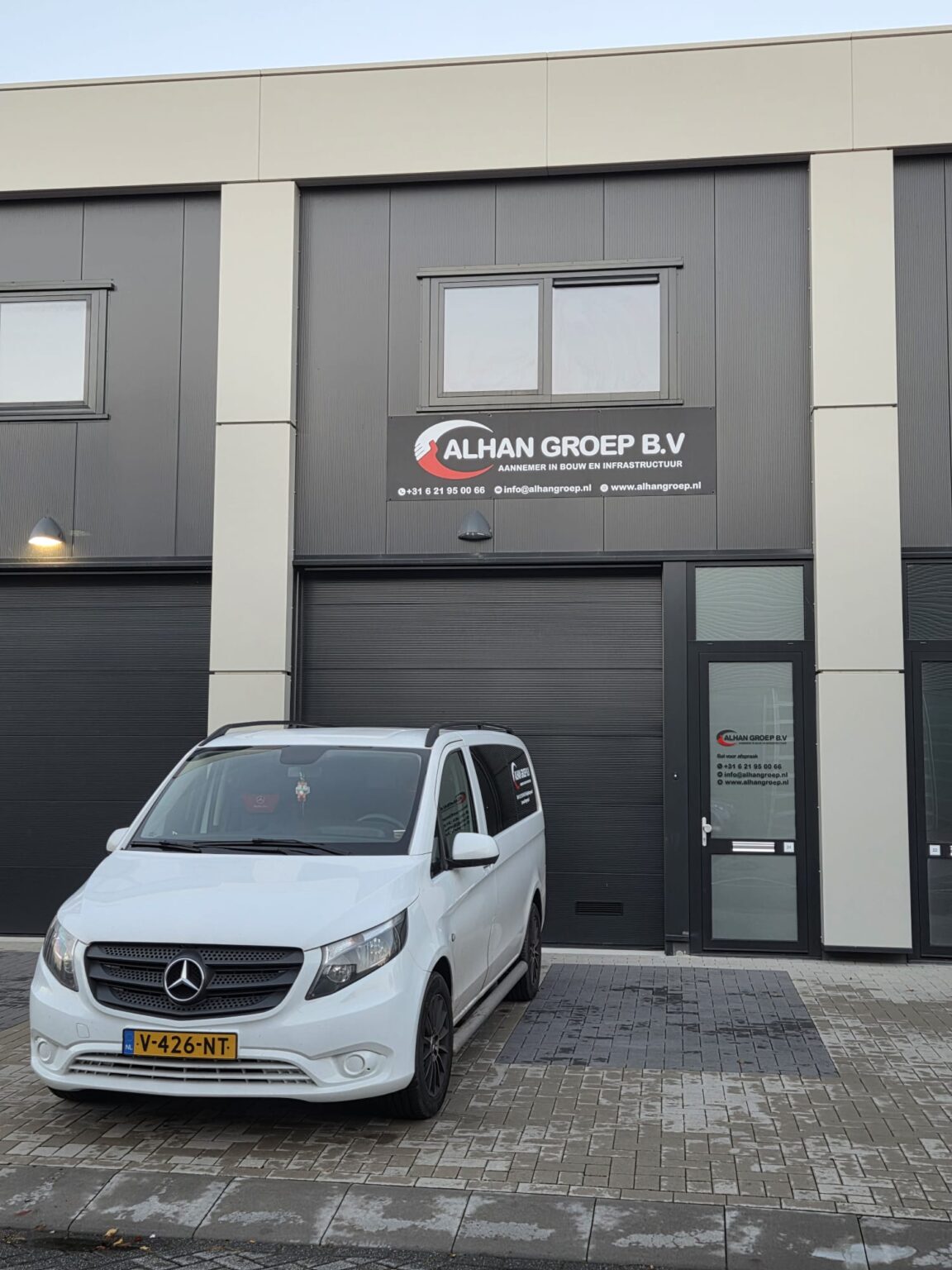 Het kantoor van ALHAN Groep aan het Harregatplein in Zuidland, met bedrijfsbus